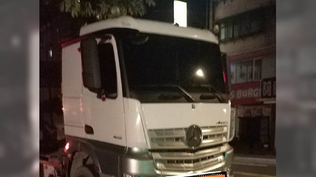 我開賓士!妹子秒答應陪看夜景 看到「雙門的」當場走人