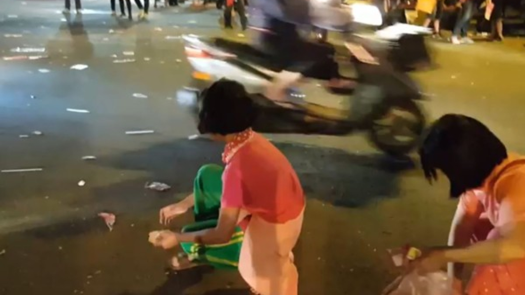 萬人造勢晚會散場!母女蹲地撿垃圾 網讚:韓粉水準高