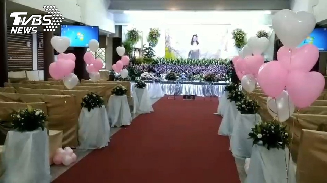 鼻酸…女老師張加穎告別式 母痛哭:我的寶貝女兒走了!