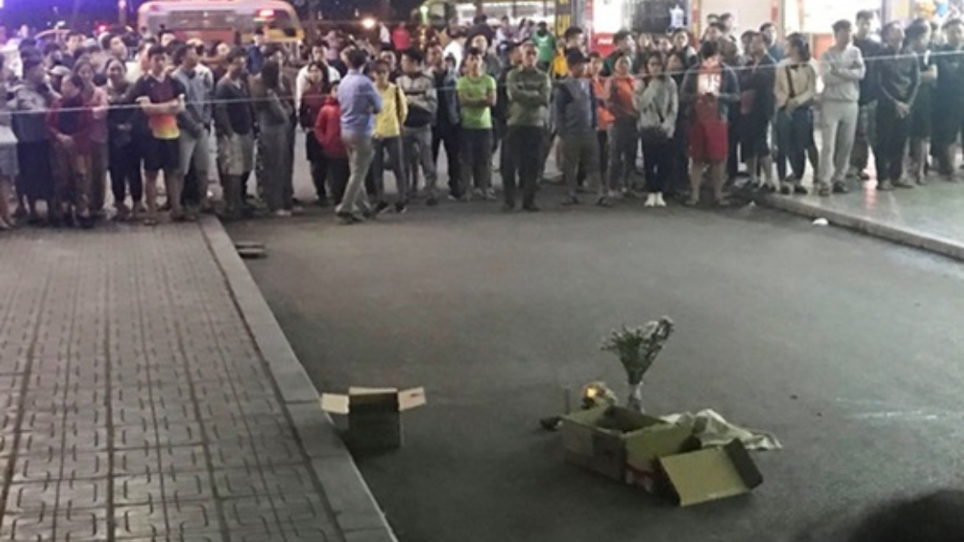 嬰兒墜樓死亡地點,吸引大批民眾圍觀議論。圖/翻攝自kenhsao.net