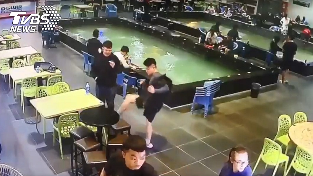 裝熟被當空氣踹椅挑釁 事主尋仇卻打錯人