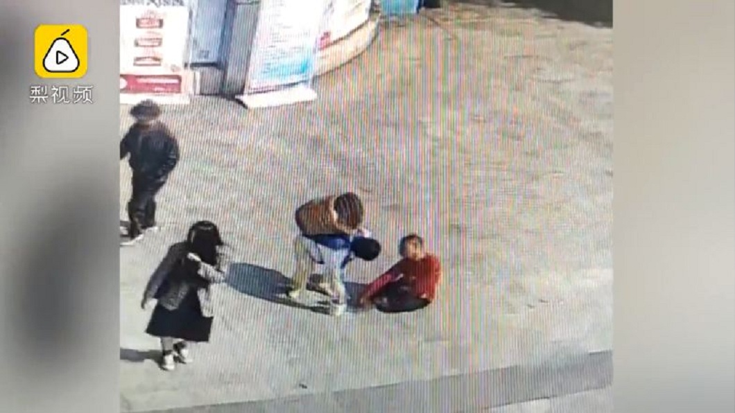 殘疾人士路上行乞 大媽搶錢秒閃人