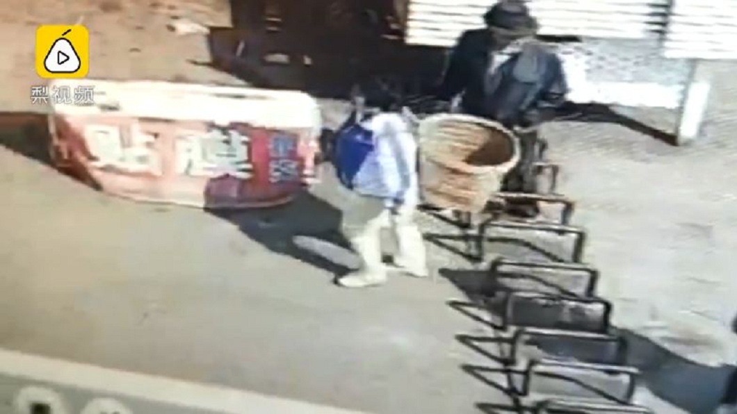 大媽搶走錢之後就快步離開,其他路人見狀並未將她攔下。(圖/翻攝自梨視頻)