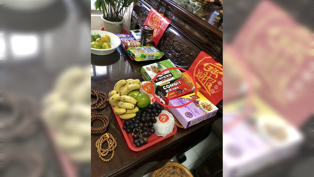 可愛阿嬤拿「這個」上供桌 孫女笑:神明祖先會中毒啦