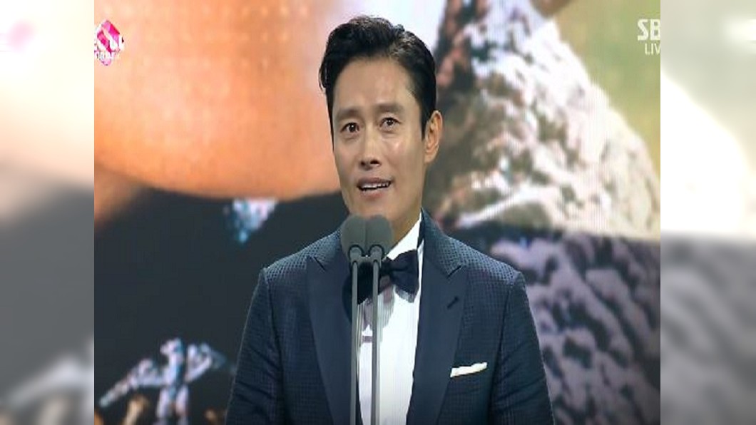 奪首爾大獎視帝殊榮 李秉憲甩緋聞謝老婆