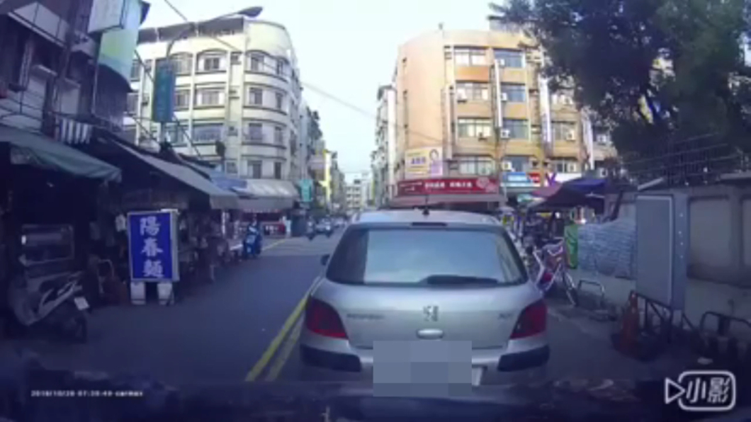 只為了買肉圓！三寶無極限　車停路中央擋去路