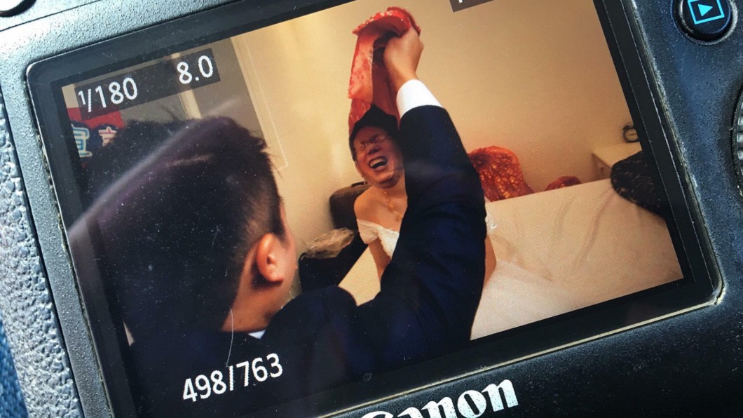 紅布掀開…新娘竟是柯文哲 婚攝笑:求新郎陰影面積