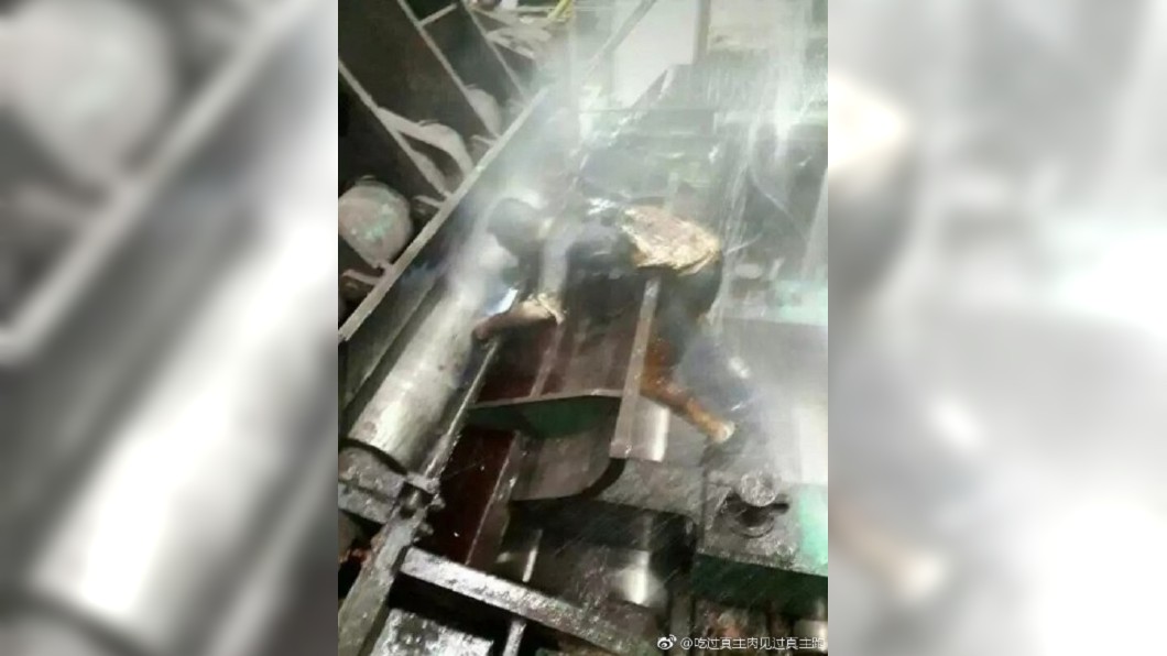 事後有網友分享工人疑似被燙成焦黑的照片,但引發質疑。(圖/翻攝自微博)