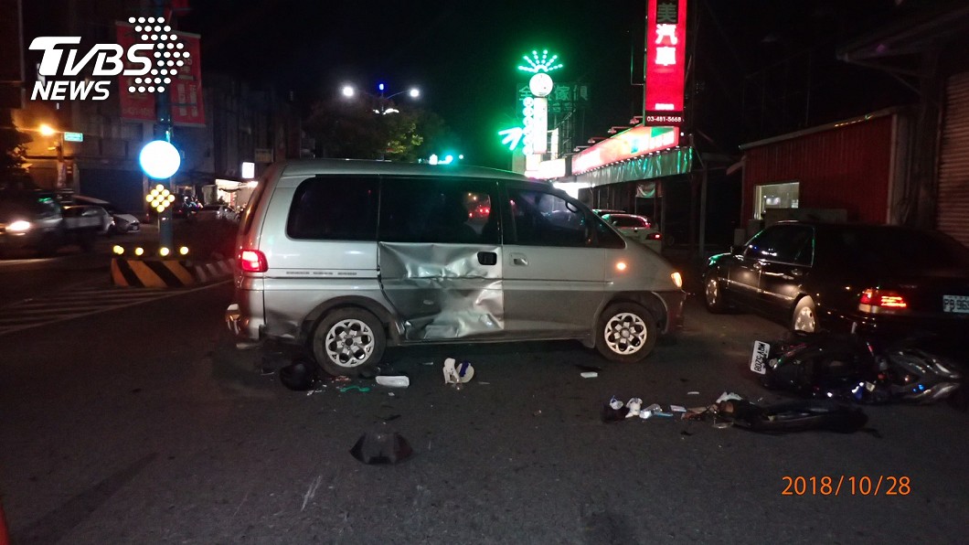 男載女友返家!撞上故障廂型車 遭拋飛摔地身亡