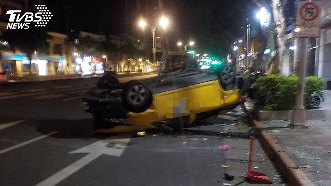 Uber和計程車相撞　翻車乘客重傷送醫