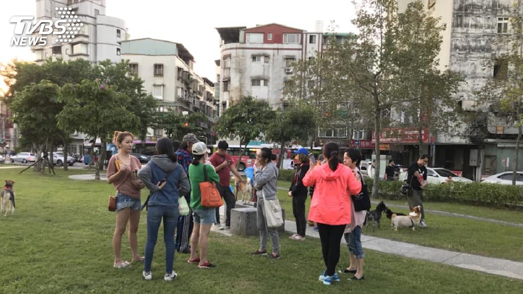 毒狗事件一出,引發當地居民一陣心慌慌,民眾還自發性地找出可疑食物。(圖/網友Carol Hsu授權提供)