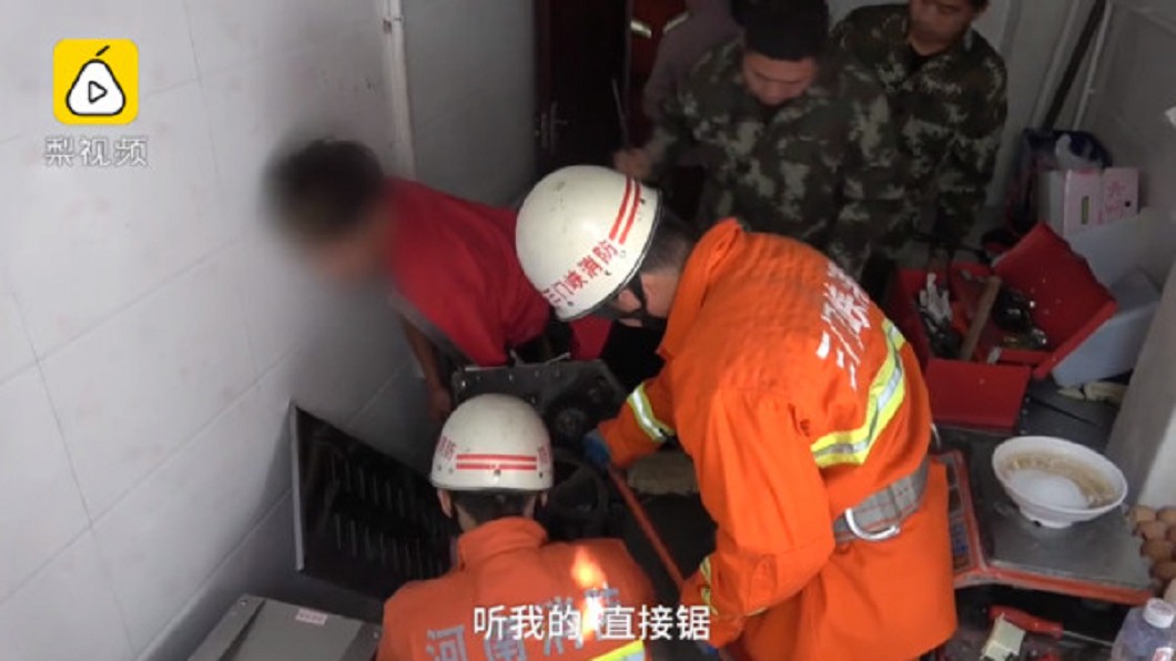 手夾壓麵機卡死! 男忍痛叼菸「聽我的直接鋸」