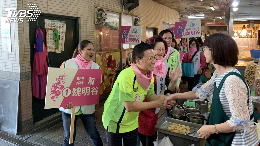 魏明谷菜市場拜票　搶攻新住民支持