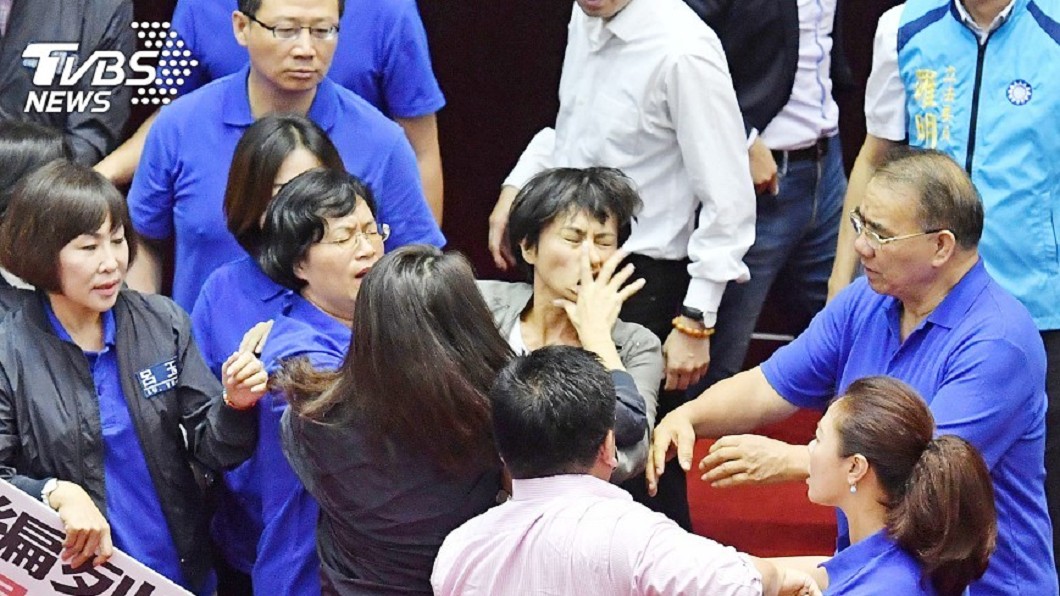 邱議瑩引眾怒!網點名美女戰神 求「降龍十巴掌」出江湖