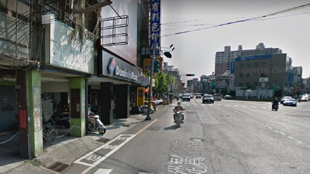 該待轉區十分狹小,不少騎士擔心停在上面反而容易被車撞。圖/翻攝自Google Map