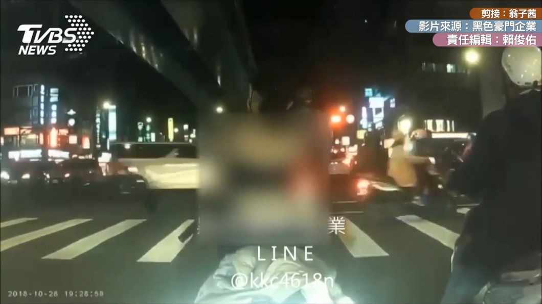 善用時間!女騎士等紅燈當眾換衣 內衣外露任人看