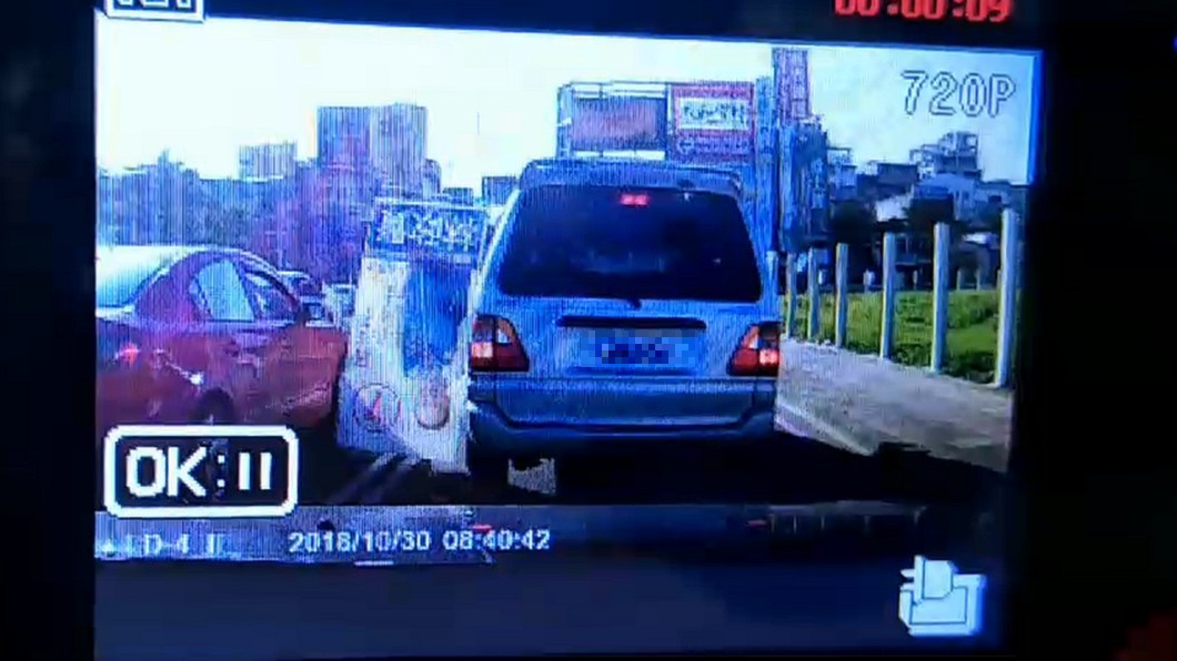 風一吹…競選廣告板滿天飛刮傷愛車 市議員:負責到底