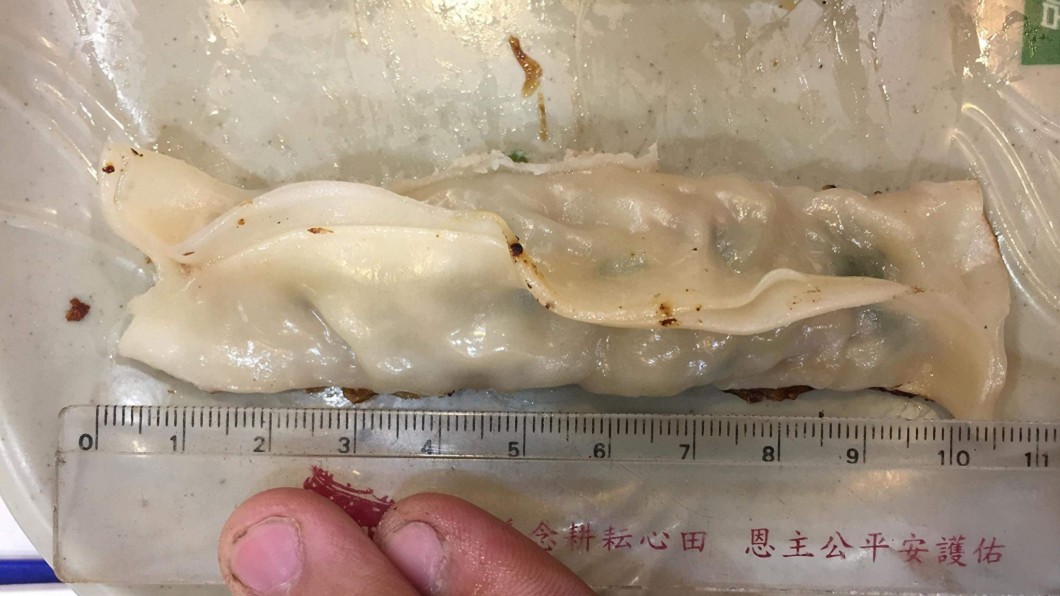學生代表測量校外鍋貼,發現比較長。圖/台大法學院學生代表何蔚慈授權提供