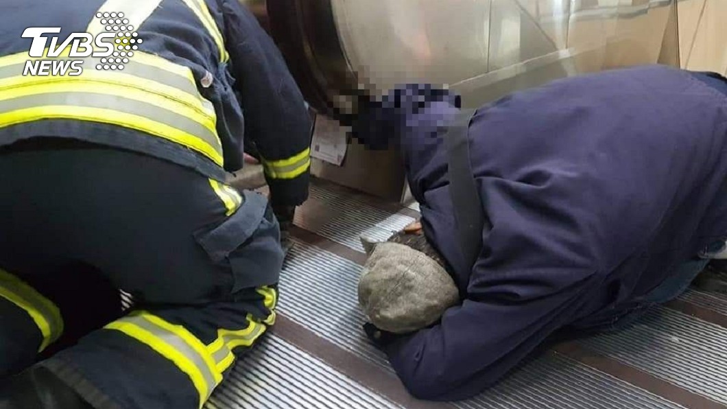 危險!男搭扶梯右手捲入縫隙 上班尖峰遭困動彈不得