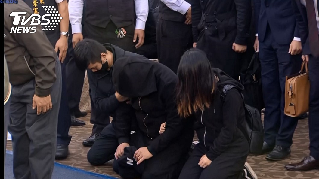 低調現身追思會 普悠瑪司機下跪痛哭道歉