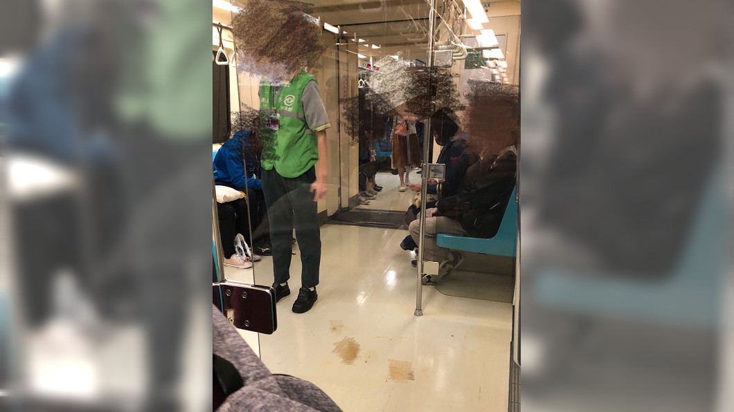 上班尖峰時刻…捷運車廂飄臭味　地板驚見排泄物