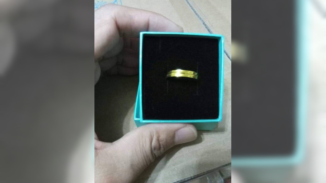 撿到「金戒指」好心送警局 細看秒傻眼:失主來找我領!