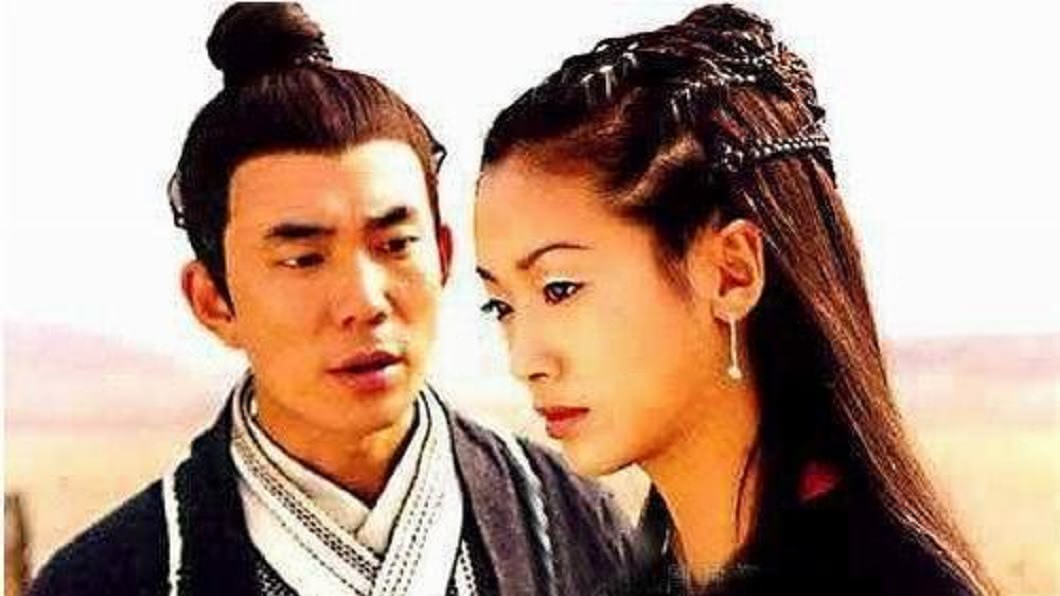 1998年版的《神鵰俠侶》,任賢齊把角色演得太過輕浮,吳倩蓮穿著全黑演小龍女,讓金庸很不滿。(圖/翻攝自微博)