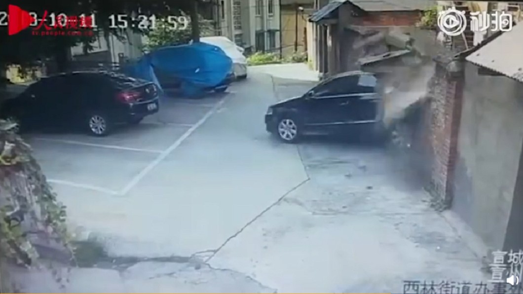 撞出新境界!三寶停車爆衝 鄰居整片牆瞬間崩塌