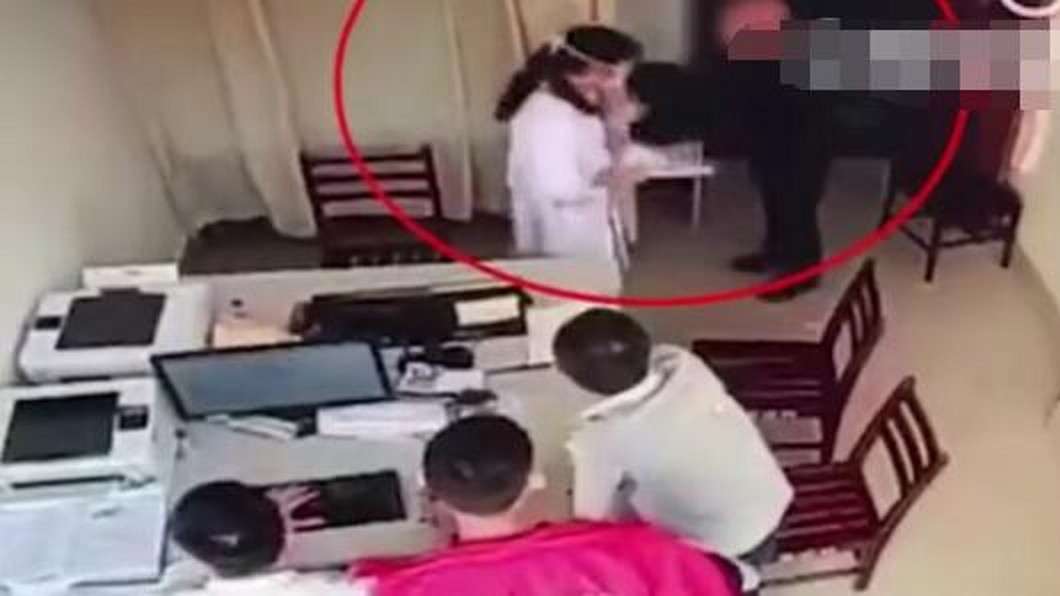 插隊就醫被拒 電視台高層毆打女醫師拿錢塞她胸