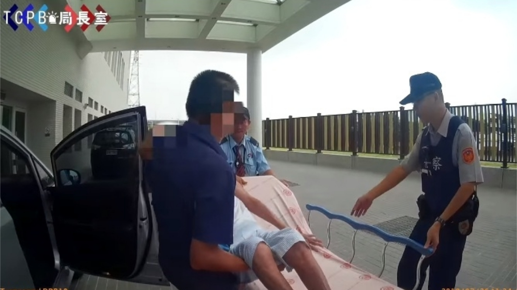 員警急開道,幫助抽搐的民眾抵達醫院。圖/翻攝自TCPB局長室臉書