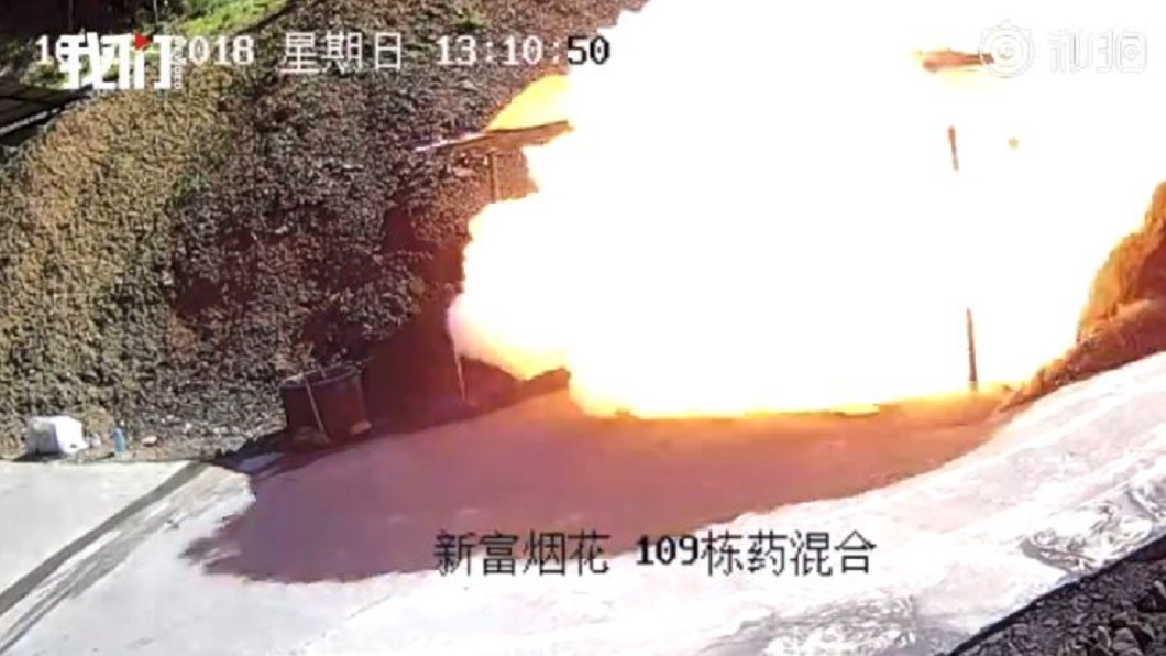 九死一生!正面迎火藥爆炸 男廢墟中驚險逃脫