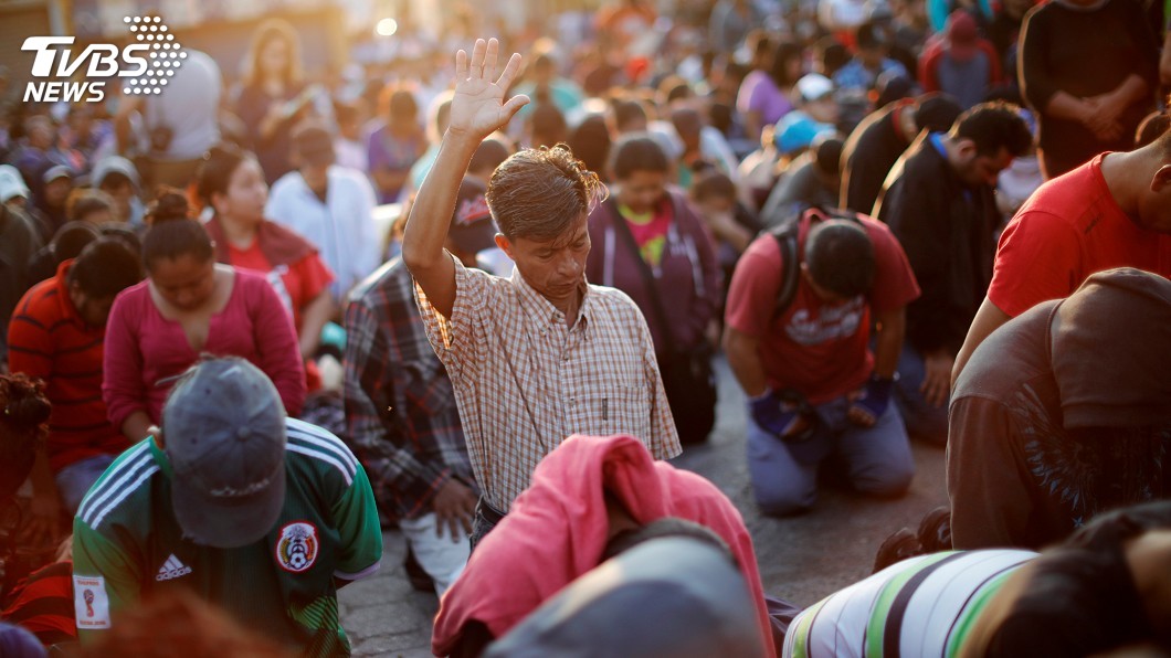 才稱要軍隊朝移民開槍 川普相隔一天又轉彎
