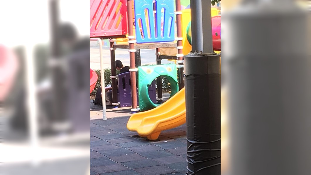 小情侶躲溜滑梯!女低頭做這事 她傻眼帶兒秒跑