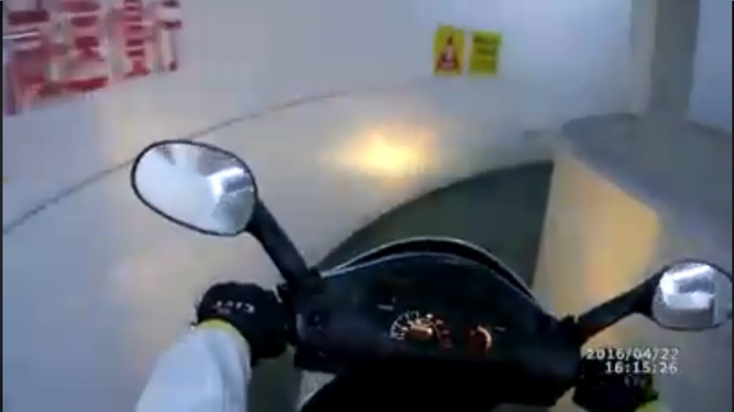 有駕照也不會騎!螺旋停車場騎到暈 網笑:地獄18層
