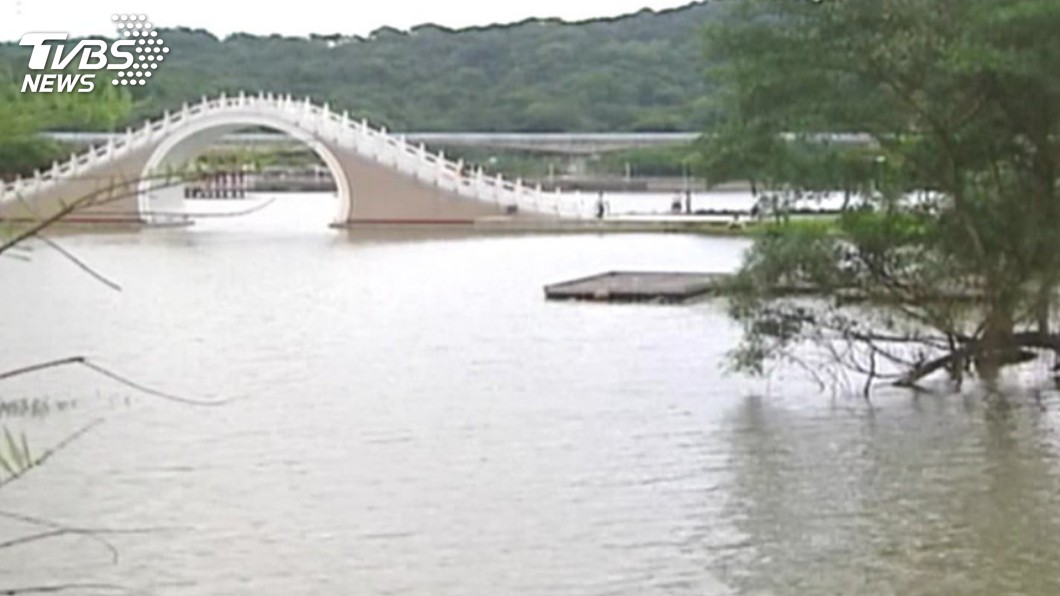 大湖公園驚見浮屍「漂水上」 晨運民眾急報案!
