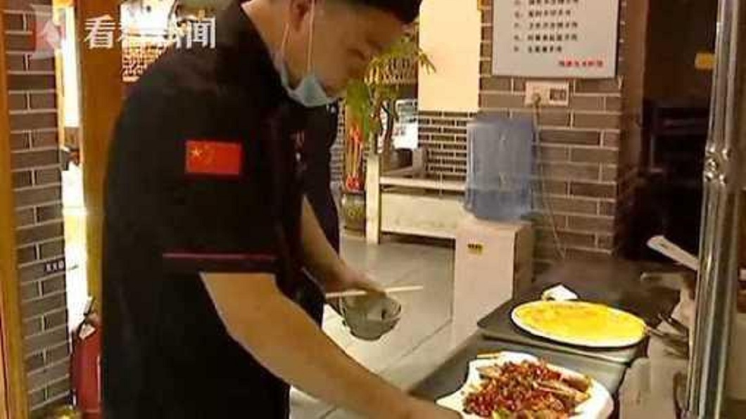 服務生「偷吃」菜再上桌給客人?餐廳:總監試菜