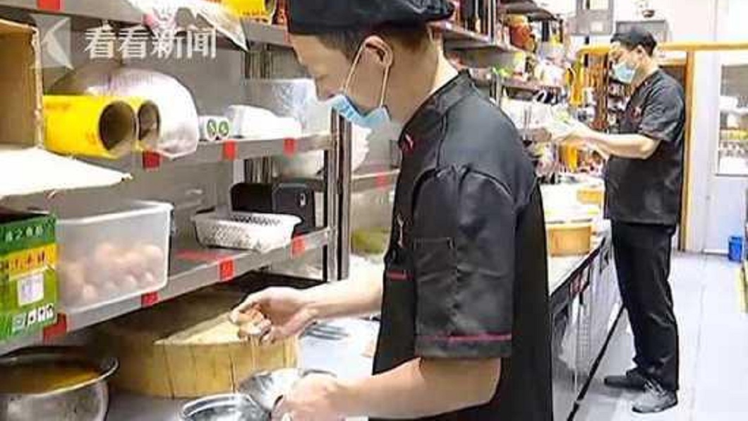事後店家回應,這是菜品總監在試菜,每一道料理上桌前都要測試味道,如果不符就會重做,而非服務生偷吃。(圖/翻攝自看看新聞)
