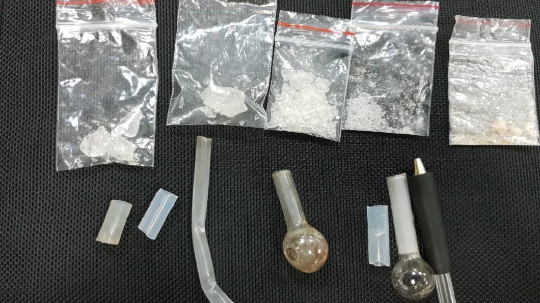 警方巡邏轄區內汽車旅館,發現住客鄭男是毒品人口,並在房內查獲5包安非他命。圖/基隆市警察局第四分局 提供
