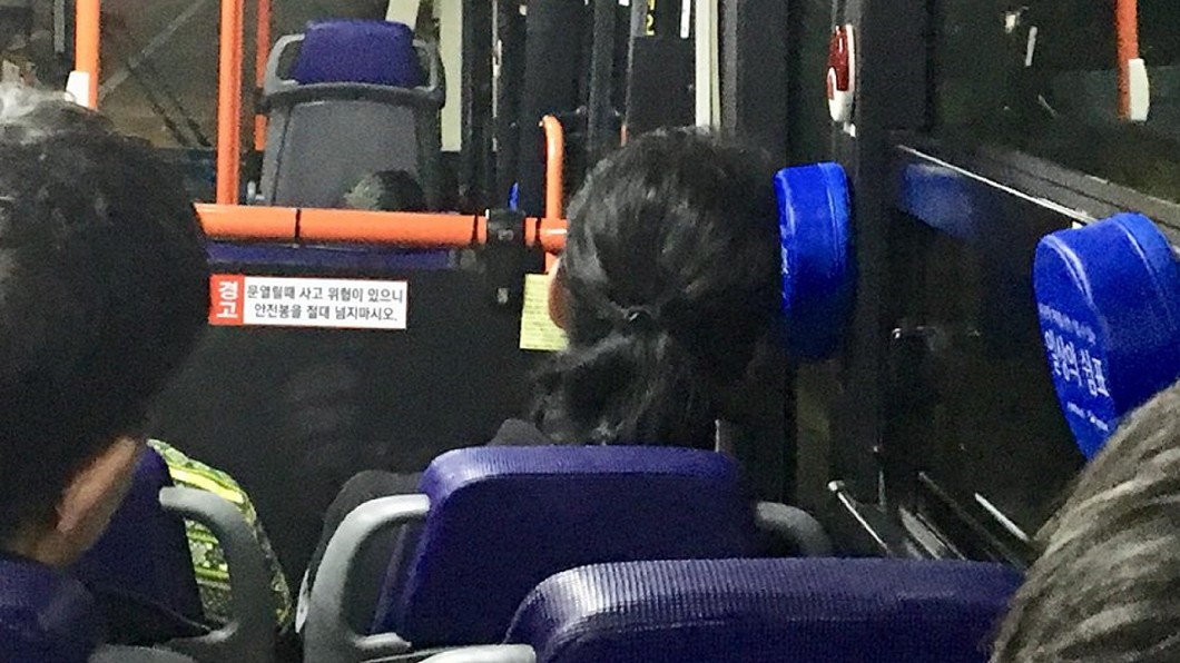 車上打瞌睡怕撞到車窗? 公車驚現「靠枕」讓人補眠