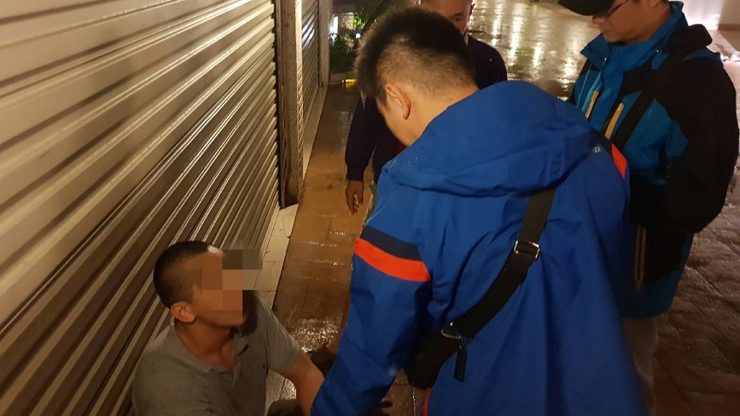 以為毒蟲好友赴約 開門嚇傻…竟是警察臨檢