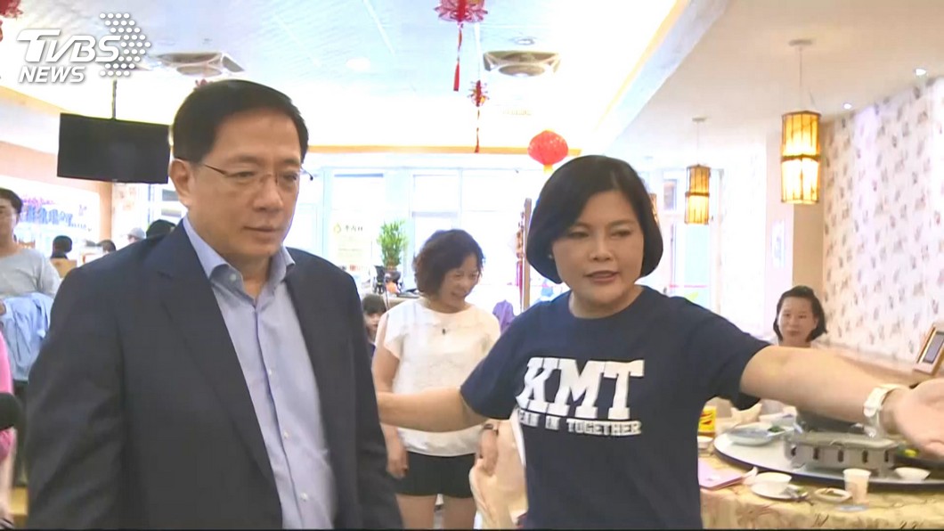 管中閔受邀員林縣議會演講，張麗善前來接待。圖／TVBS