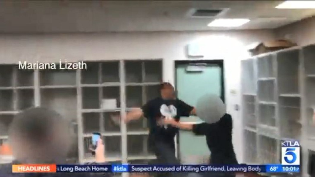 不滿學生口出惡言　非裔老師爆打學生被逮