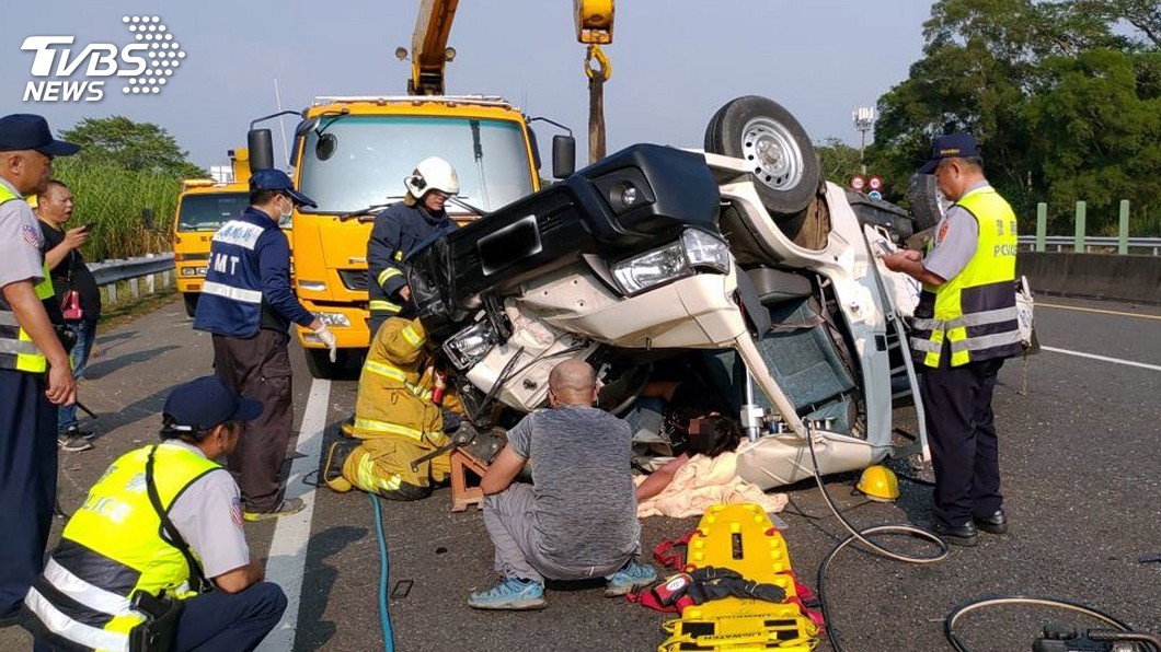 貨車失控衝撞護欄後翻車 駕駛受困車內