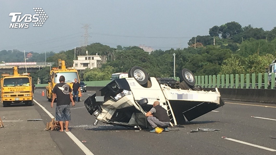 安全帶保命!貨車翻覆嚴重變形 駕駛僅受撕裂傷
