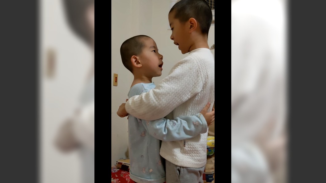 兄弟吵架「起屁臉」 被處罰「愛的抱抱」眾人叫好