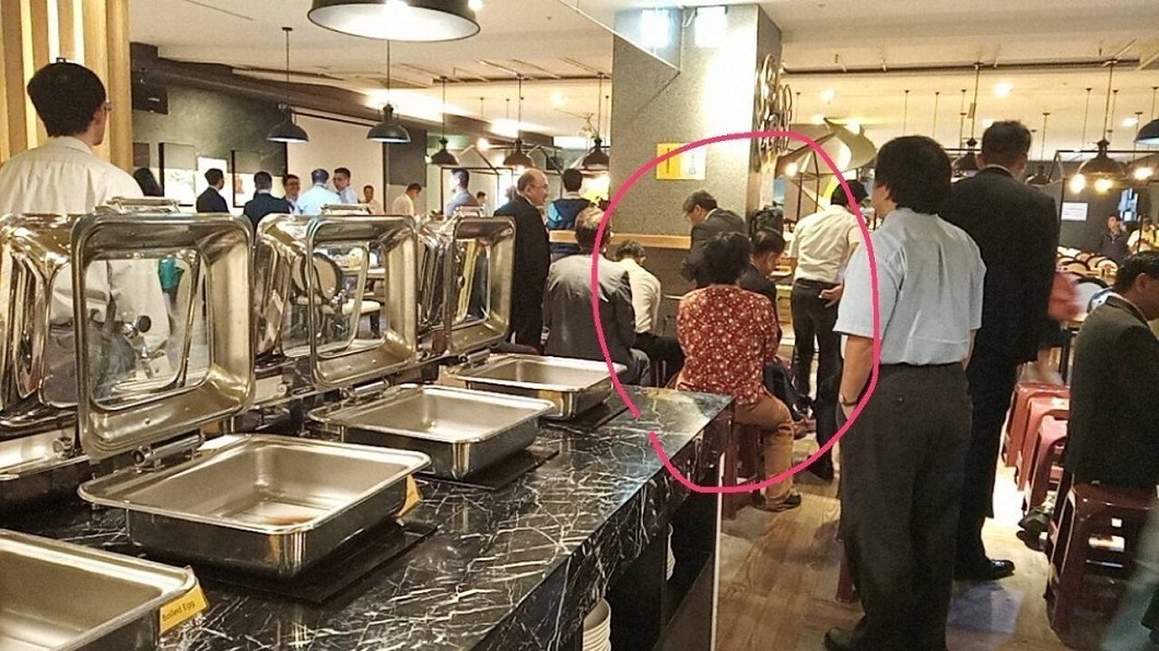 市議會官員被安排坐前方座椅，領獎人則被安排後方紅色圓塑膠椅。圖／翻攝畫面