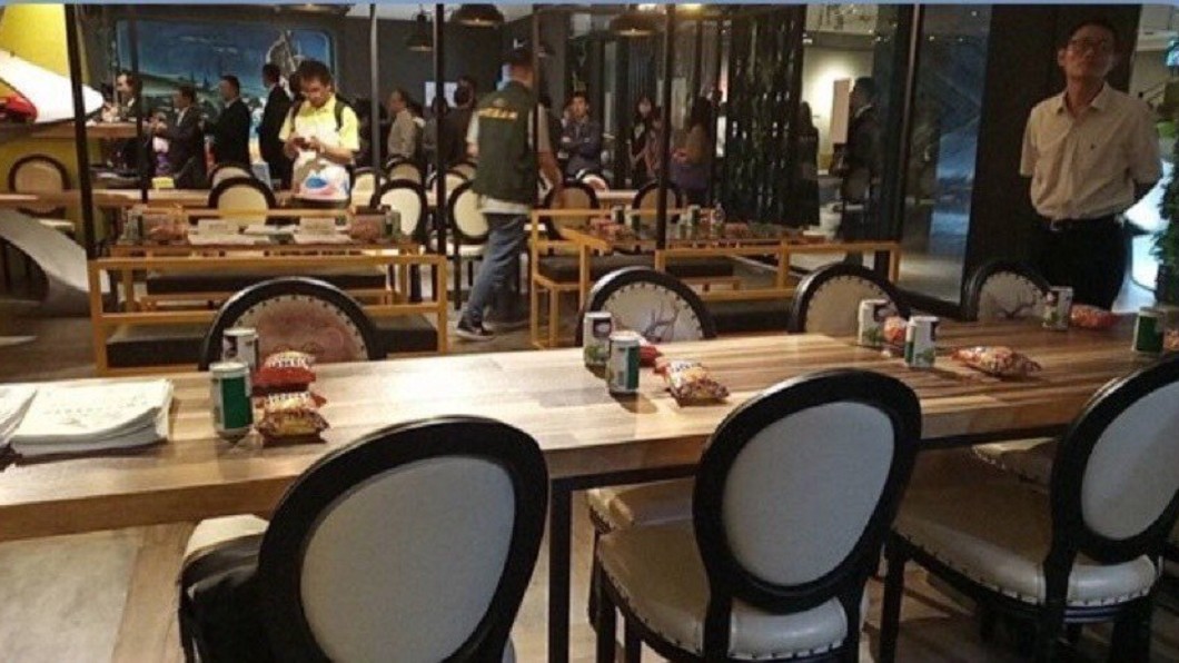 市議會官員被安排坐前方座椅，領獎人則被安排後方紅色圓塑膠椅。圖／翻攝畫面