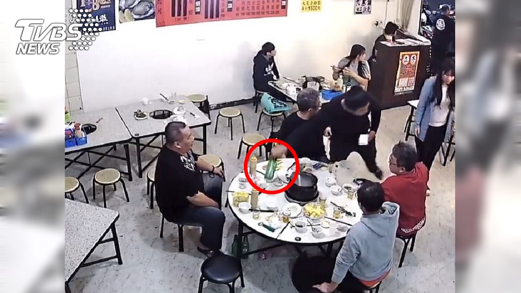 換座位對錯眼 男子怒拿酒瓶衝向前反被圍毆