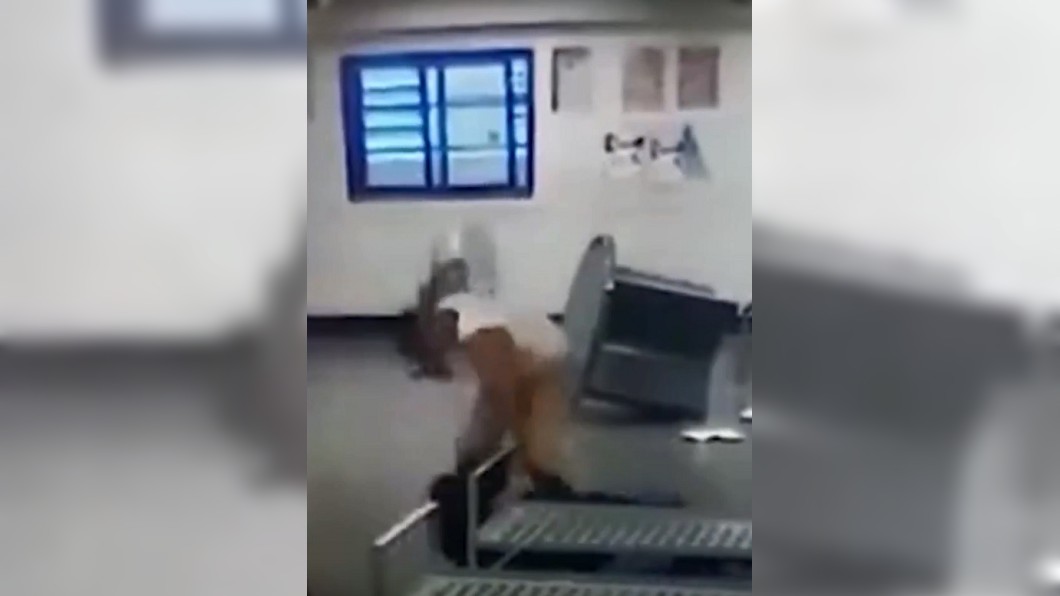 重擊頭5拳!囚犯暴打獄警 他們竟拍手叫好