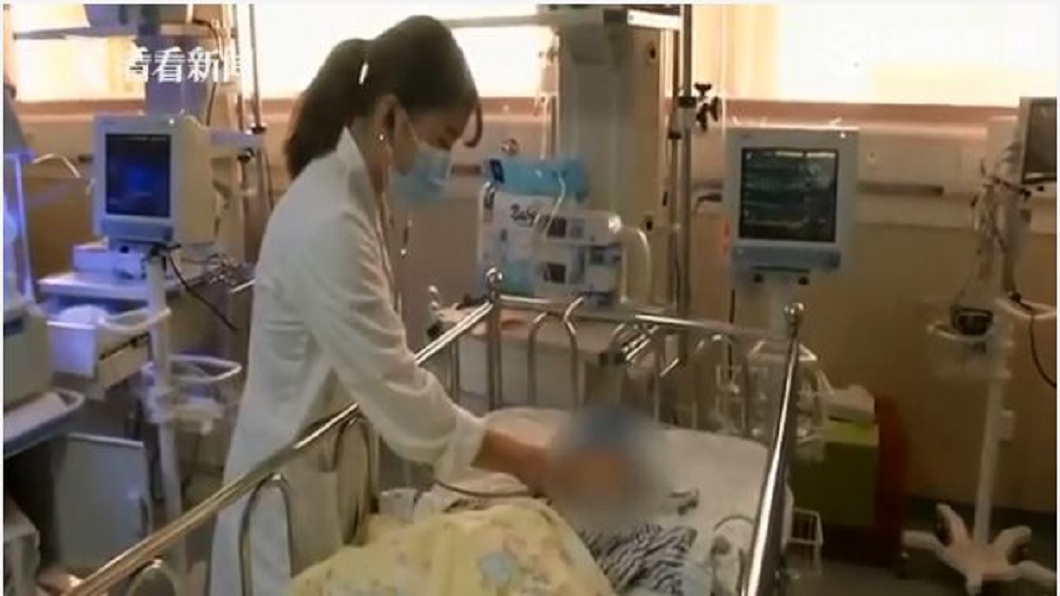 男嬰腹脹如球…檢查天生無肛門 父母1年後才知